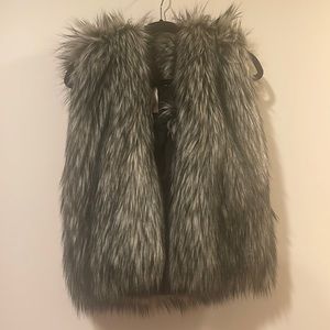 Aritzia Sunday Best Womens Size XS White Black Vest Faux Fur